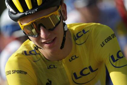 Vestido de amarillo, sonríe Tadej Pogacar, el esloveno que ahora competirá en popularidad con Luka Doncic