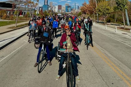 Ciclistas de Chicago brindan ayuda a los vendedores ambulantes ante el accionar del ICE