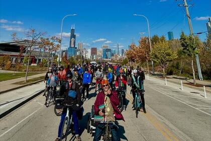 Ciclistas de Chicago brindan ayuda a los vendedores ambulantes ante el accionar del ICE