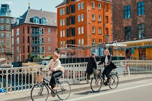 Ciclistas en Copenhague, capital de Dinamarca