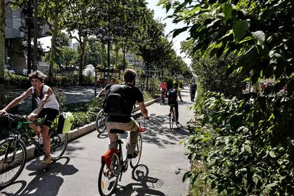 Ciclistas en el corredor verde de la ciudad de Lyon, Francia
