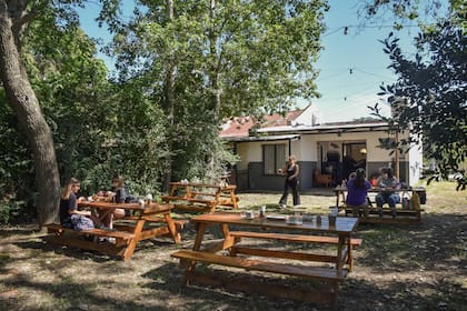 Ciclistas y turistas que pasan por la ruta 2 son el público natural de La Pulpería.