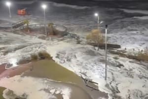 Fuerte temporal en la costa bonaerense: olas de 12 metros, inundaciones y evacuados