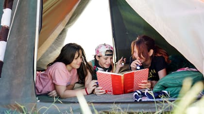 Desde la carpa, en Chascomús, Milagros Cuenca, Elena Nuñez y Melanie Wetzel juegan a leer el "código secreto"