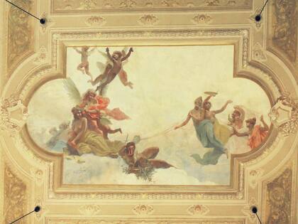 Cielorraso del aula magna, pintado por Nazareno Orlandi.