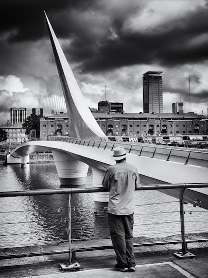 Cielos cargados sobre el Puente de la Mujer