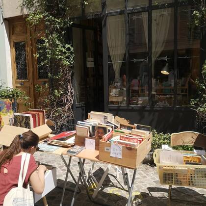 Cien Fuegos combina el libro nuevo y el usado, un modelo que no es común en París