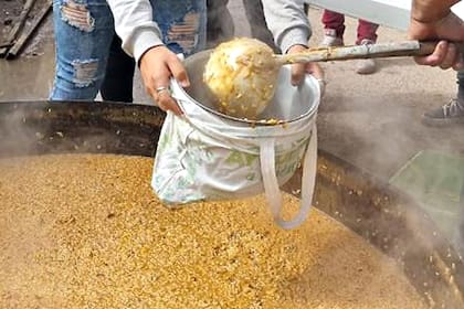 Cien personas comían cada día en el centro comunitario de Los Monos