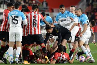 Dos expulsados en Racing, dos goles anulados a Estudiantes y la auto-defensa de Gago tras la derrota