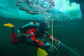 Científicos buscan descubrir los secretos que esconde el mar bajo el hielo del Ártico y la Antártida