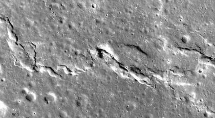Científicos descubrieron más de 1.000 grietas previamente desconocidas en la superficie lunar