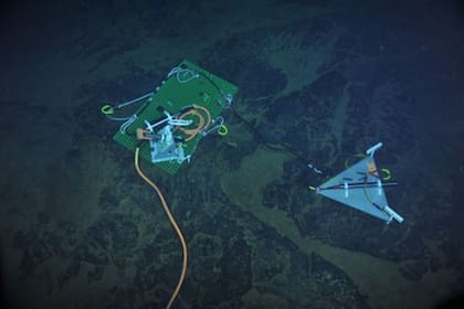 Científicos observan la actividad del volcán submarino