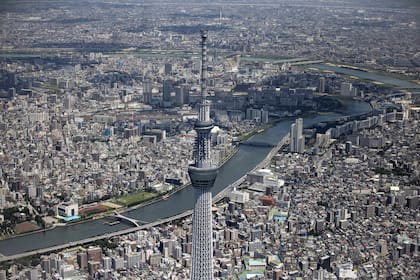 Científicos utilizaron láseres para lograr una precisión sin igual, en la base y la cima del rascacielos Tokyo Skytree, que se eleva a 450 metros sobre el suelo. 