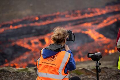 Científicos y estudiantes del departamento de Geología de la Universidad de Islandia observan la erupción y toman medidas del volcán Fagradalsfjall cerca de la montaña Litli-Hrútur
