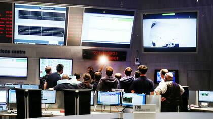 Científicos y técnicos observan el final de la misión en la sala de control de la Agencia Espacial Europea en Darmstadt, Alemania
