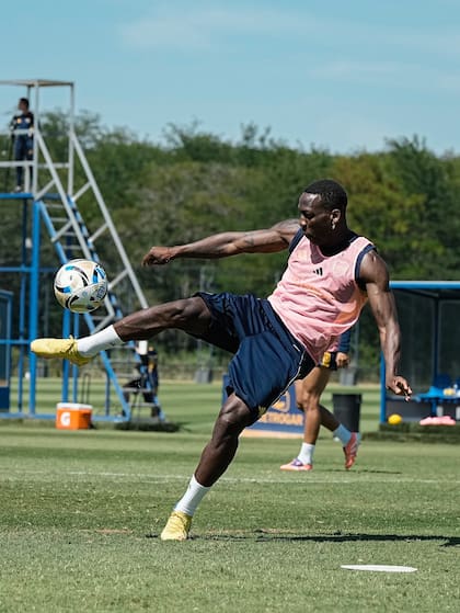 Ciento sesenta y nueve partidos, seis goles y cuatro títulos de campeón cuenta el paso de cuatro años y medio de Luis Advíncula por Boca.