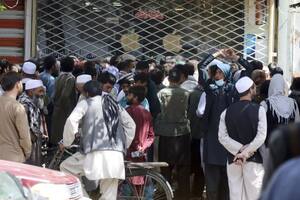 Protestas en Afganistán por el cierre de bancos y casas de cambio