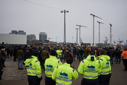 Cientos de agricultores y pescadores daneses se manifiestan contra la decisión del gobierno de sacrificar a sus visones para detener la propagación de una variante del coronavirus el 21 de noviembre de 2020 en Copenhague