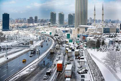 Cientos de automóviles y camiones bloqueados en una carretera principal en Estambul, el martes 25 de enero de 2022