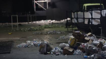Cientos de botellas de la cuestionada agua Block quedaron apiladas en el predio de Costa Salguero