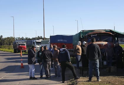 Cientos de camiones detenidos y choferes que reclaman una recomposición tarifaria frente al alza del combustible y otros costos en la rotonda de ruta 88 y entrada a Quequén