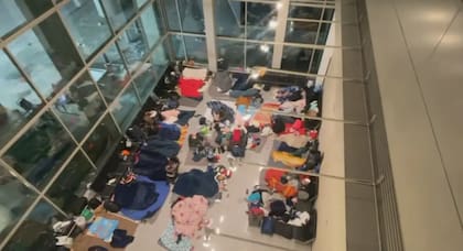 Cientos de familias dormían dentro del Aeropuerto Logan de Boston ya que no conseguían dónde vivir: eso también fue prohibido (Archivo)