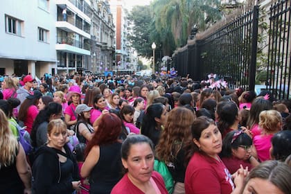 Cientos de fans se congregaron para recibir a Ricky Martin en las puertas del Palacio Duhau