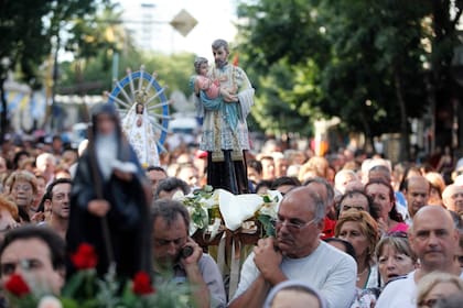 Cada año, miles de fieles acompañan la peregrinación desde la parroquia de San Cayetano, en Liniers