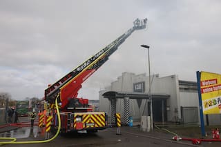 Cientos de fiesteros huyen por incendio en club nocturno en Alemania