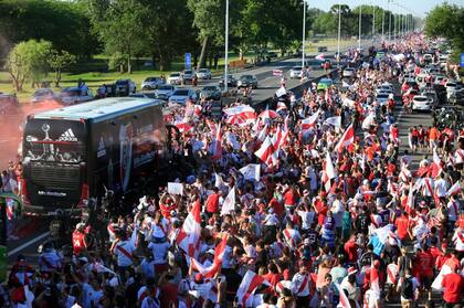 Cientos de hinchas acompañan la caravana de River al monumental.