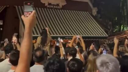 Cientos de hinchas coparon la entrada de la parrilla donde Lionel Messi cenaba con su familia