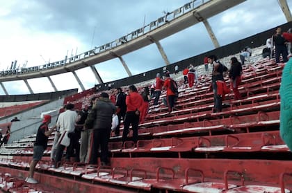 Cientos de hinchas se encargaron durante el fin de semana de preparar el Monumental para esta noche