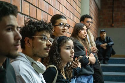 Cientos de jóvenes migrantes enfrentan un miedo constante por sus padres