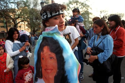 Una fan celebra la figura de Gilda, la cantante que murió cuando su carrera despegaba y se convirtió en mito