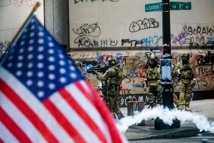 Las fuerzas federales enviadas por el presidente Donald Trump a imponer "la ley y el orden" volvieron a reprimir a los manifestantes
