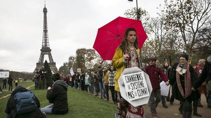 Cientos de manifestantes esperaron el anuncio de la cumbre en París