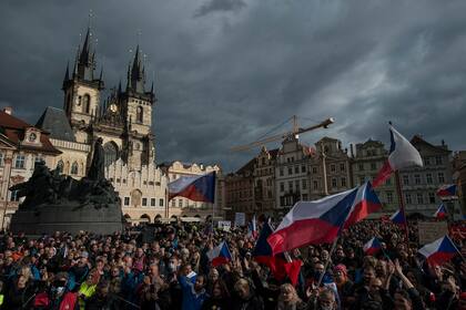 Cientos de manifestantes, incluidos aficionados al fútbol, protestan contra las nuevas medidas del gobierno checo para frenar la propagación del coronavirus en Praga el 18 de octubre de 2020