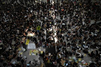 Cientos de manifestantes ocuparon hoy con una sentada un hall del aeropuerto de Hong Kong