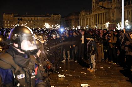 Cientos de manifestantes salieron a las calles a protestar por la nueva ley