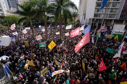 Cientos de manifestantes se agolparon para escuchar la lectura de un manifiesto en defensa de la democracia en San Pablo, por los ataques de Bolsonaro al sistema electoral