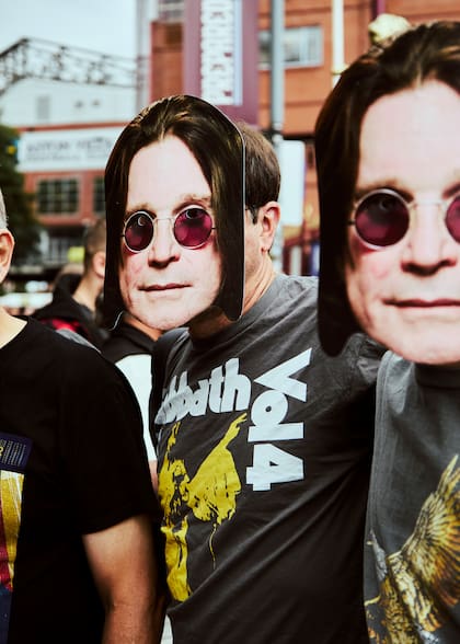 Cientos de máscaras de Ozzy desfilaron en peregrinación hasta el Villa Park