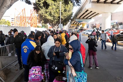 Cientos de migrantes esperan en El Chaparral, en Tijuana