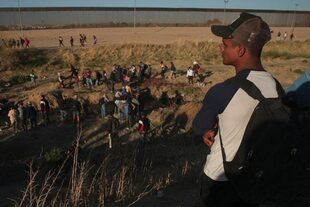 Cientos de migrantes se desplazaron este miércoles a un punto de la frontera con la esperanza de poder pasar