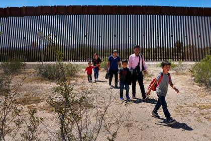 Cientos de migrantes se quejan de los tratos que reciben en la frontera por parte de las fuerzas de seguridad de Estados Unidos