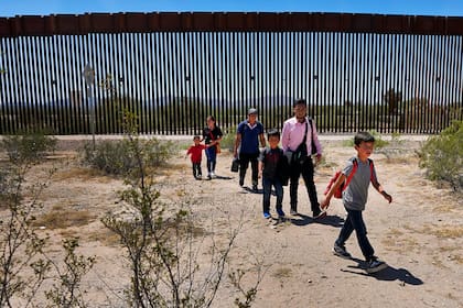 Cientos de migrantes se quejan de los tratos que reciben en la frontera por parte de las fuerzas de seguridad de Estados Unidos