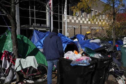 Cientos de migrantes venezolanos y de otros países prefieren dormir en carpas que ir a los refugios en Chicago