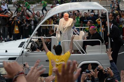 Cientos de miles de fieles saludan a Francisco a bordo del papamóvil