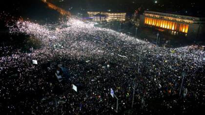 Cientos de miles de personas continuaron se tomaron la Plaza de la Victoria de Bucarest el domingo durante el sexto día consecutivo de protestas