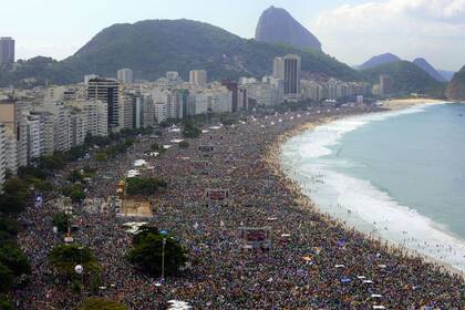 Cientos de miles de personas se congregan en la playa de Copacabana en Río de Janeiro el 28 de julio de 2013, mientras el Papa Francisco celebra la misa final de su visita a Brasil.