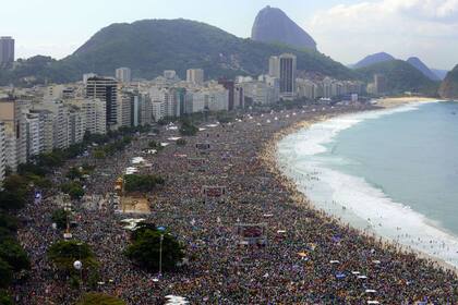 Cientos de miles de personas se congregaron en la playa de Copacabana en Río de Janeiro el 28 de julio de 2013